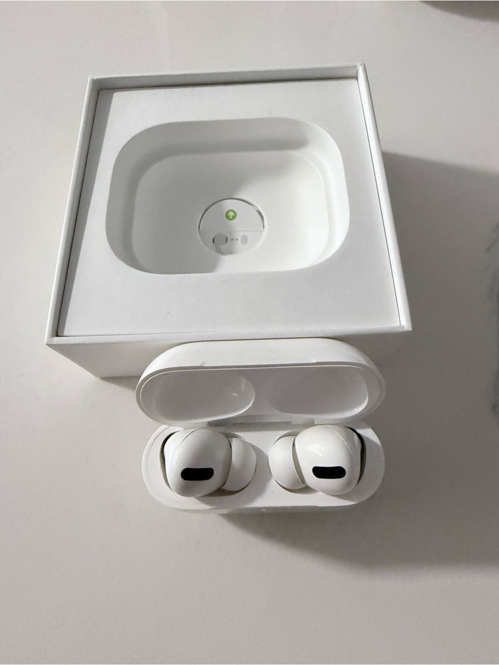 APPLE AIR PODS LIKE NEW